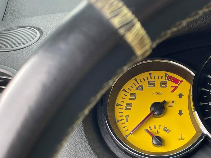 Cimrmančičev megane ima še rumeno obarvano ozadje merilnika vrtljajev motorja. | Foto: Gregor Pavšič