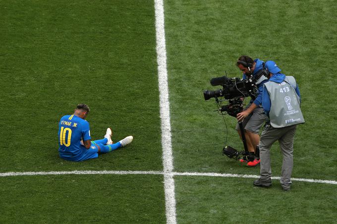 Neymar je po prvi zmagi Brazilije na svetovnem prvenstvu v Rusiji, kjer vodi v svoji skupini, obsedel na zelenici in potočil solze sreče. V spomladanskem delu je zaradi poškodbe stopala manjkal kar nekaj mesecev, na igrišče pa se je vrnil šele nekaj tednov pred začetkom SP 2018. | Foto: Reuters