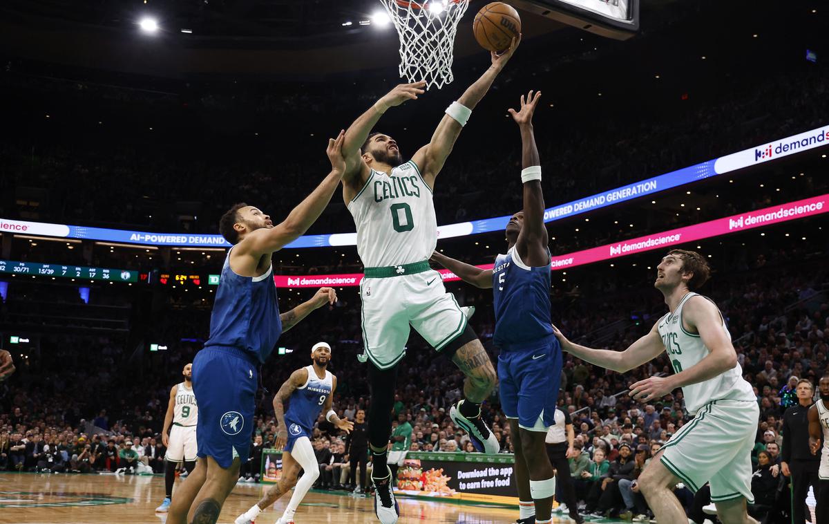 Jayson Tatum | Jayson Tatum je bil junak derbija, v katerem so košarkarji Boston Celtics po podaljšku premagali Minnesoto Timberwolves (127:120) in obdržali svoj položaj na čelu lige NBA. | Foto Reuters