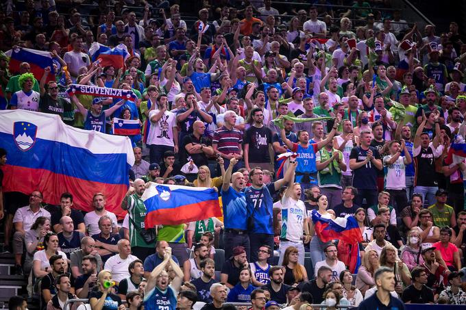 Slovenski navijači so v Kölnu spremljali noro strelsko predstavo Luke Dončića in pomembno zmago slovenske reprezentance. | Foto: Vid Ponikvar