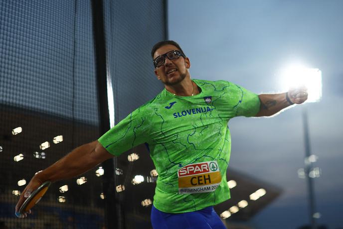 Čeh znova na evropskem prestolu, Filipič deseta, Apostolovski pred vrati finala