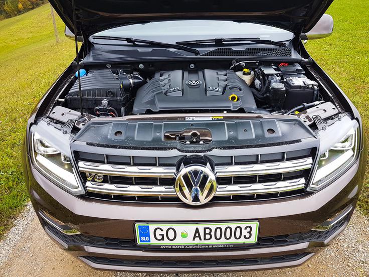 Kadar gre zares, je vsak njutonmeter in kilovat pomemben, pika. V pesku in blatu ter s težko prikolico na kljuki tak avto pač rabi sapo. Z V6-strojem v nosu je amarok  zdaj najmočnejši v segmentu, razlika v primerjavi s predhodnikom pa je še kako očitna. Kraljestvo navora se razteza vse do  550 njutonmetrov v blatu in na asfaltu, pa še overboost potisk je na zalogi, ki za deset sekund zmore na kolesa dodati še okoli 15 kilovatov dodatne moči in od 30 do 40 dodatnih njutonmetrov. | Foto: Jure Gregorčič