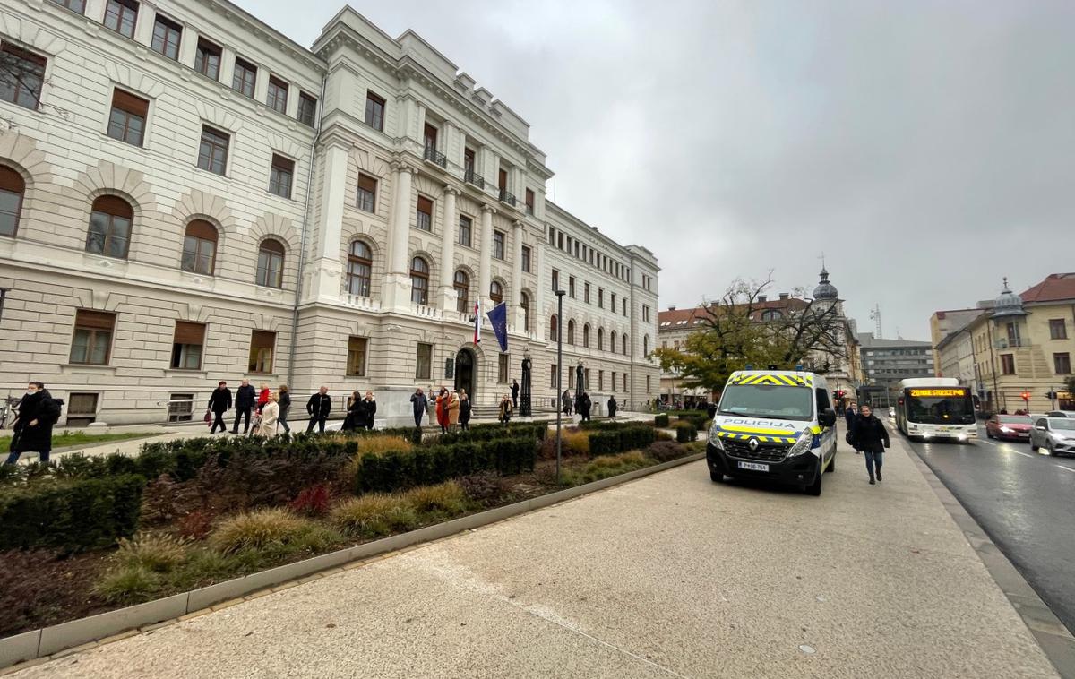 Bomba sodišče | Podobno kot pretekli teden so danes na sodišču prejeli anonimni klic, da naj bi bila v prostorih bomba. Policija je že zavarovala okolico. | Foto Gregor Pavšič