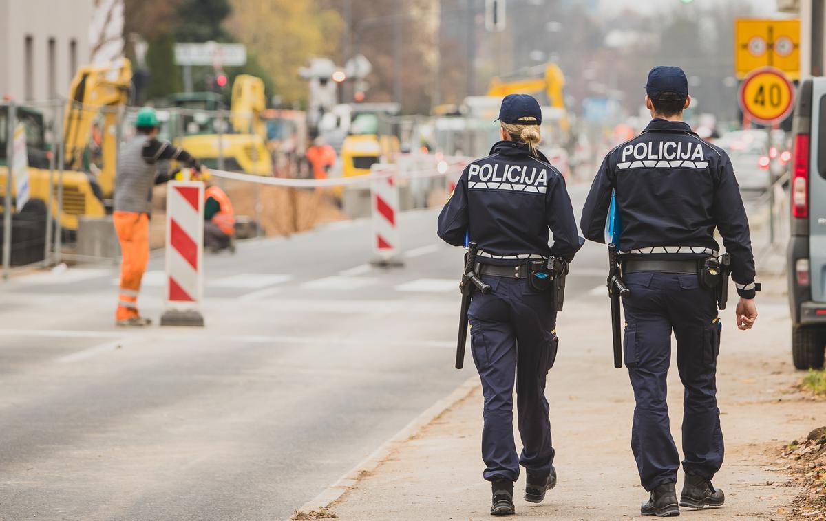 Policista | Moškega je zasulo in prva sta ukrepala mlada policista.  | Foto Shutterstock