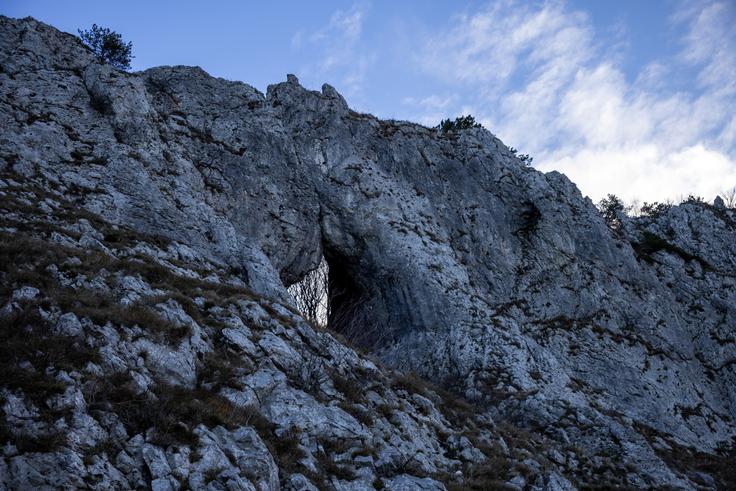 Pogled na Otliško okno od spodaj. Do sem imamo slabo uro hoje. | Foto: Matej Podgoršek