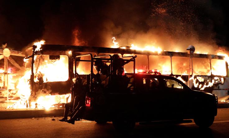 Takoj po koncu tekme so marsikje po državi izbruhnili številni neredi. | Foto: Reuters