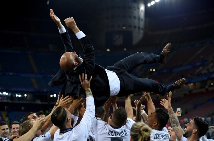 Na rokah igralcev Reala v Milanu. | Foto: Getty Images