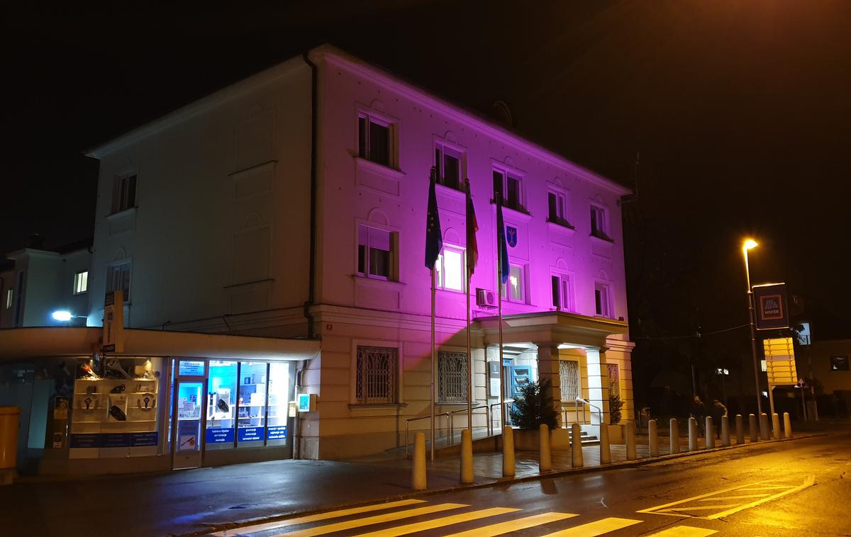 rak trebušne slinavke | Tudi občina Domžale je z vijoličasto barvo osvetlila pročelje stavbe občinske uprave. | Foto Metka Prezelj