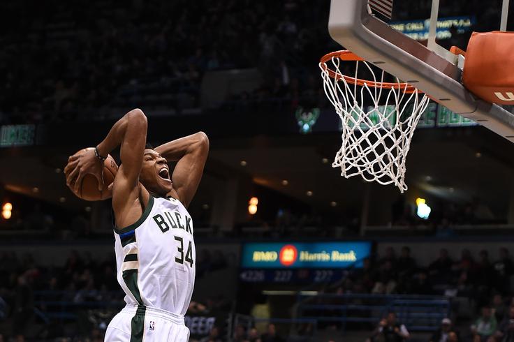 Grški košarkar Giannis Antetokounmpo je z dvojni dvojčkom prispeval levji delež k zmagi Milwaukeeja. Dosegel je 27 točk in prispeval 14 skokov in osem asistenc. | Foto: Getty Images