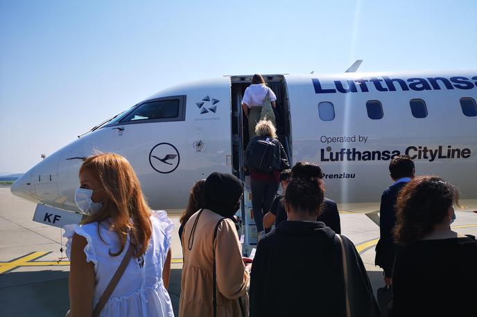 letalo letališče Brnik Frankfurt | Potovanje z letalom se je v nekaj mesecih povsem spremenilo, posledice omejitev bodo čutili predvsem letalski prevozniki in tudi letališča. | Foto Gregor Pavšič