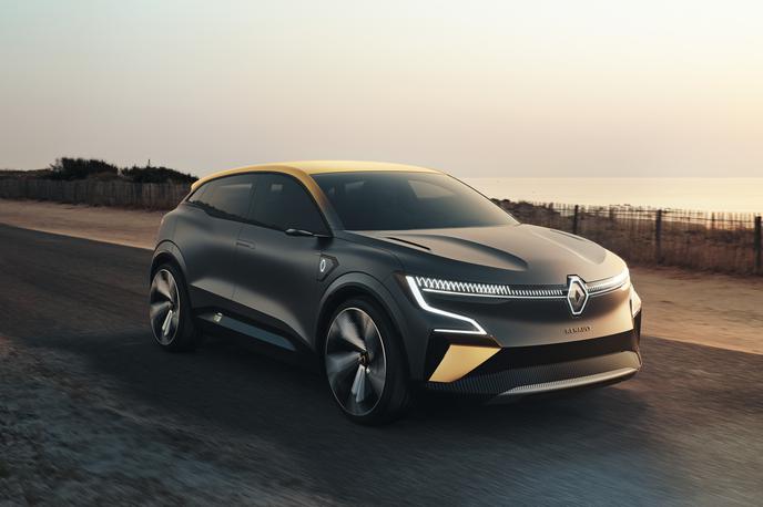 Renault megane eVision | Koncept pri Renaultu opisujejo kot "komblimuzino" prihodnosti. Bistvo koncepta je nova in zgolj električnim avtomobilom namenjena platforma CMF-EV, na kateri bodo v prihodnje nastali vsi novi Renaultovi električni avtomobili.  | Foto Renault