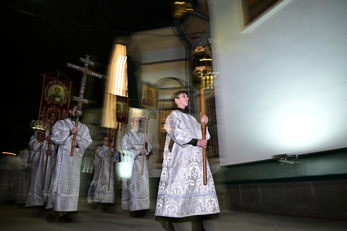 Pravoslavna velika noč | Osrednje velikonočno praznovanje so začeli v petek, ko so v cerkvah z oltarja med ljudi simbolično prenesli Kristusov grob. | Foto Reuters