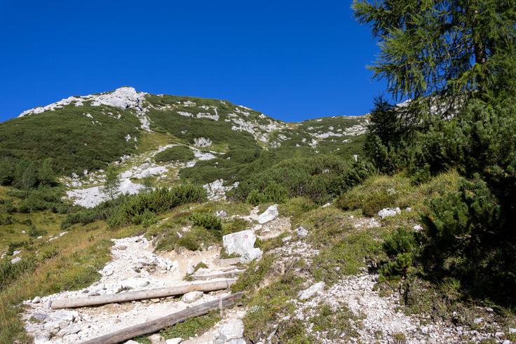 Z Jezerc se po lepo nadelani poti dvignemo na Studorski preval pod Velikim draškim vrhom. | Foto: Matej Podgoršek