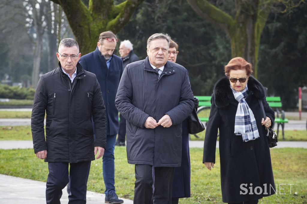 Pogreb slovenskega politika, pravnika in gospodarstvenika Janeza Zemljariča z vojaškimi častmi.  Zoran Janković