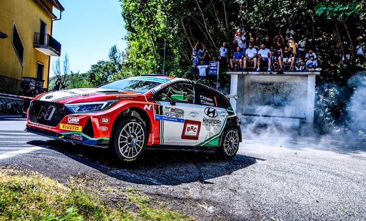 Prvo ime relija v Rimu je bil Hayden Paddon, nekoč tovarniški voznik Hyundaija in tudi že zmagovalec relija za svetovno prvenstvo.  | Foto: Red Bull