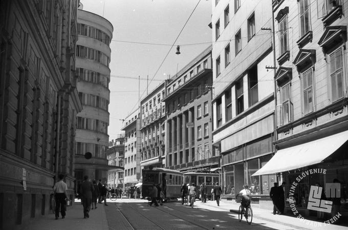 Čopova ulica leta 1949, ko je po njej vozil tudi še tramvaj. Leta 1976 so to mestno os in Nazorjevo ulico za promet zaprli. Prebivalci so si takrat lahko dva meseca na Prešernovem trgu ogledovali različne tlake, ki so bili v ožjem izboru za novo podobo Čopove. Na koncu so se odločili za sinter plošče in kvarcit, razkrivajo stari časopisni zapisi. | Foto: Božo Štajer, hrani MNZS