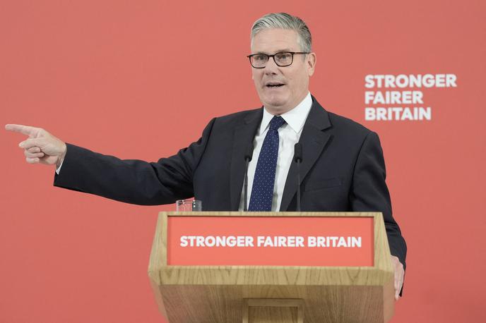 Keir Starmer | Britanski premier, ki je pred tednom dni napovedal odstop s položaja predsednika vlade in vodje laburistične stranke, je danes izrazil upanje, da bo danes predstavljeni načrt ponudil platformo, na kateri bo lahko gradil tudi njegov naslednik. | Foto Reuters