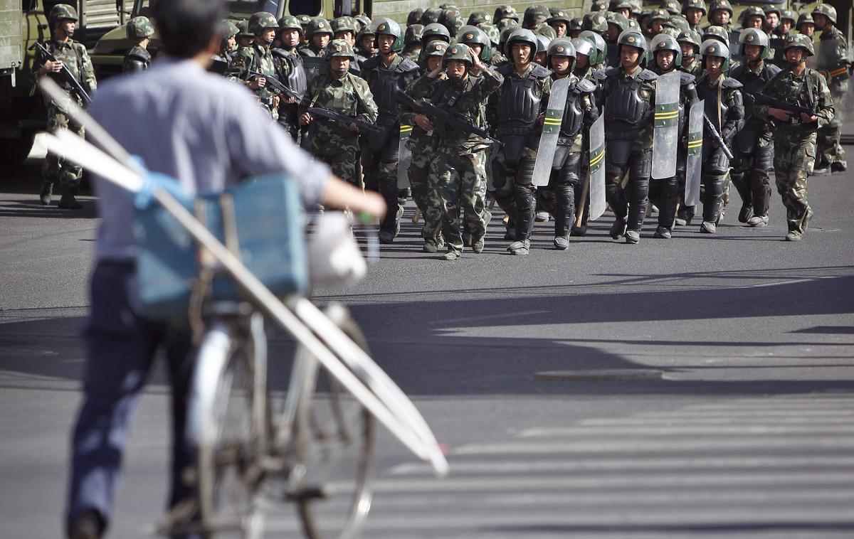 Sinkiang | Na stotine policistov ali vojakov je na ulicah mest v kitajski pokrajini Sinkiang nekaj povsem običajnega. | Foto Reuters