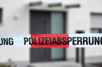 Velikonočna groza pri sosedih: mamo štirih otrok zabodel in ustrelil