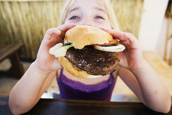 Kako pojesti hamburger in pri tem ostati čist? (video)