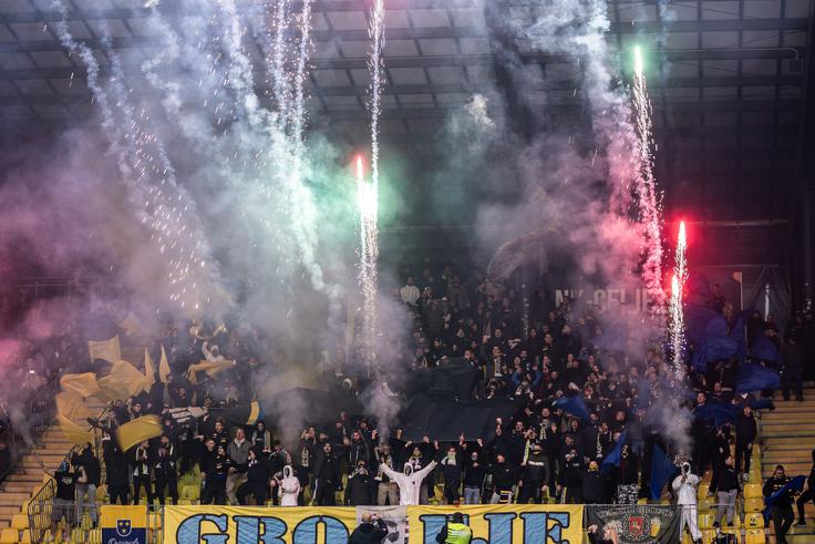 Na tribunah se je zbralo skoraj 8.000 ljudi, največ, kot dovoli Uefa na celjskem stadionu. | Foto: Jure Banfi