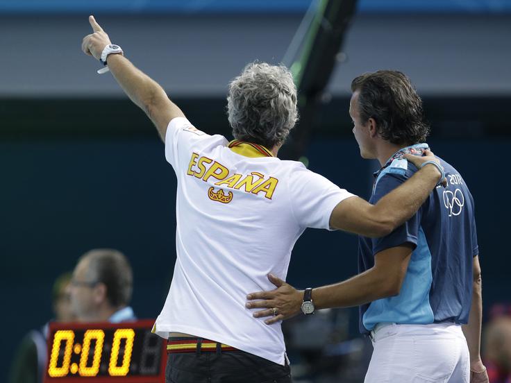Špancem na tekmi skupinskega dela proti Hrvaški ni priznal zadetka, ki je vplival na razplet skupine. Na fotografiji skupaj s takratnim selektorjem Španije Rafaelom Aguilarjem, ob protestih zadnjega po koncu omenjenega srečanja. | Foto: Guliverimage