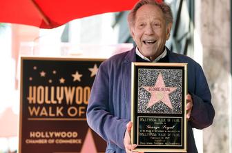 Pri 87 letih umrl ameriški igralec George Segal
