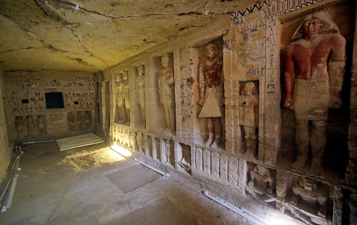 Zasebna grobnica v kraju Sakara južno od Kaira | Zasebna grobnica je zelo dobro ohranjena, v njej pa so našli 24 kipov različnih velikosti in barv. Okrašena je s prizori, na katerih je kraljevi duhovnik ob svoji materi, soprogi in drugih članih družine. | Foto Reuters