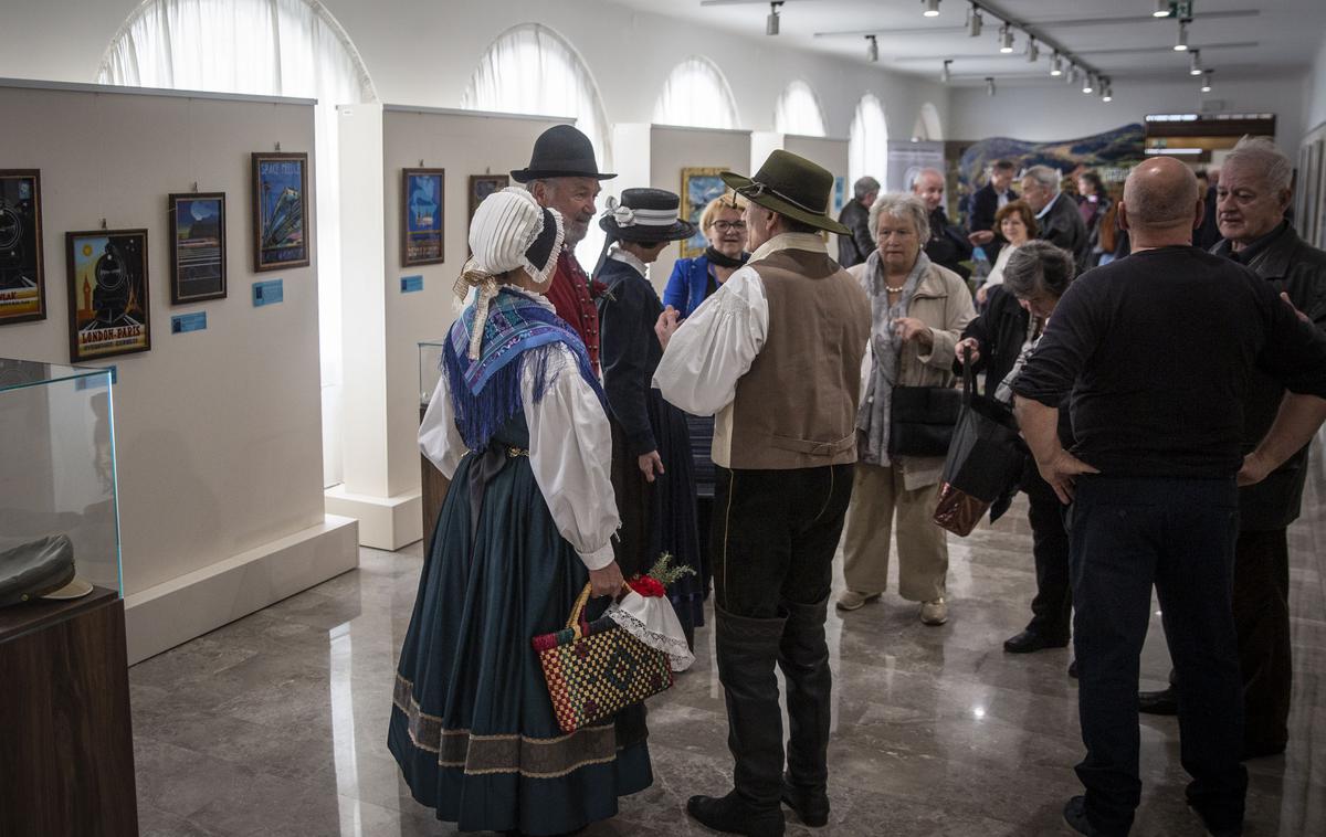 Razstava društba Prleški železničar v Ljubljani. Franc Zemljič, Janko Korpar. | Povprečna cena vstopnice za posamezno kulturno prireditev je bila v kulturnih domovih lani 10,1 evra, v gledališčih in operah 10,5 evra in v glasbenih ustanovah 17,5 evra. | Foto Bojan Puhek