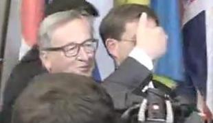 Šaljivi Juncker Miru Cerarju zakril oči: Kuku, kdo je? (video)