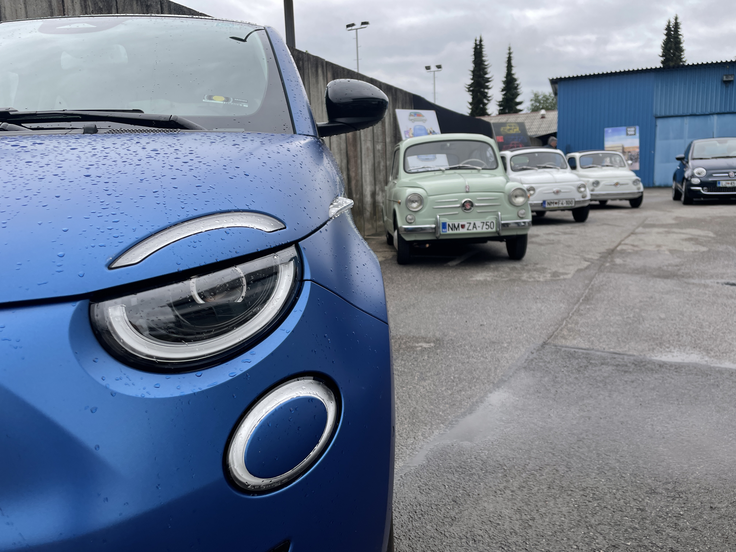 Novi fiat 500e in njegovi predhodniki iz šestdesetih let prejšnjega stoletja. | Foto: Gregor Pavšič
