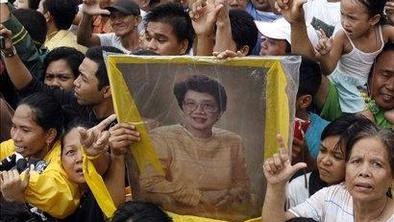 Na Filipinih pokopali ikono demokracije Corazon Aquino