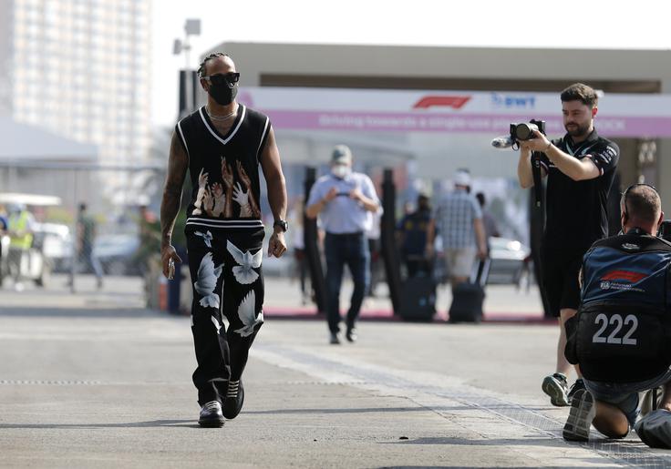 "Lev" Lewis Hamilton ob četrtkovem prihodu na dirkališče | Foto: Reuters