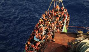 Slovenska ladja v Sredozemlju rešila več kot 200 migrantov (foto)