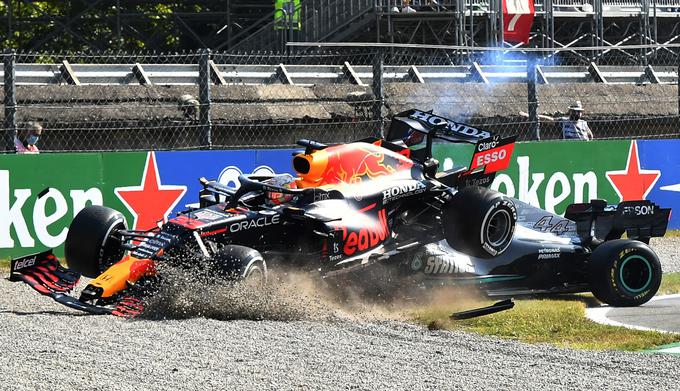 Predlani sta se Max Verstappen in Lewis Hamilton zaletela v prvem zavoju Monze. | Foto: Reuters