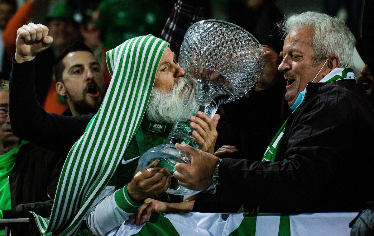 Olimpija Celje | Veselje navijačev Olimpije po zadnji osvojeni pokalni lovoriki pred petimi meseci v Kopru. | Foto Grega Valančič/Sportida