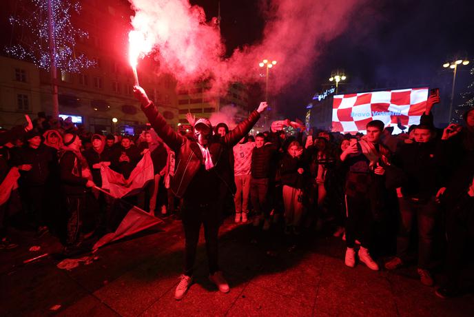 Zagreb gori: slavijo nogometni bron. Dalić ga je posvetil Ćiru. #video #foto