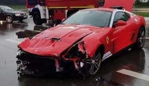 Prehitro v dežju: uničil redkega ferrarija