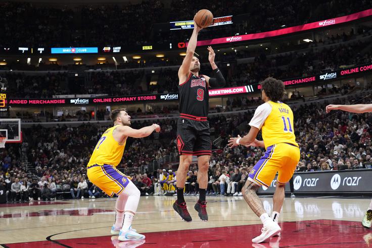 Lakersi so klonili v United Centru. | Foto: Reuters