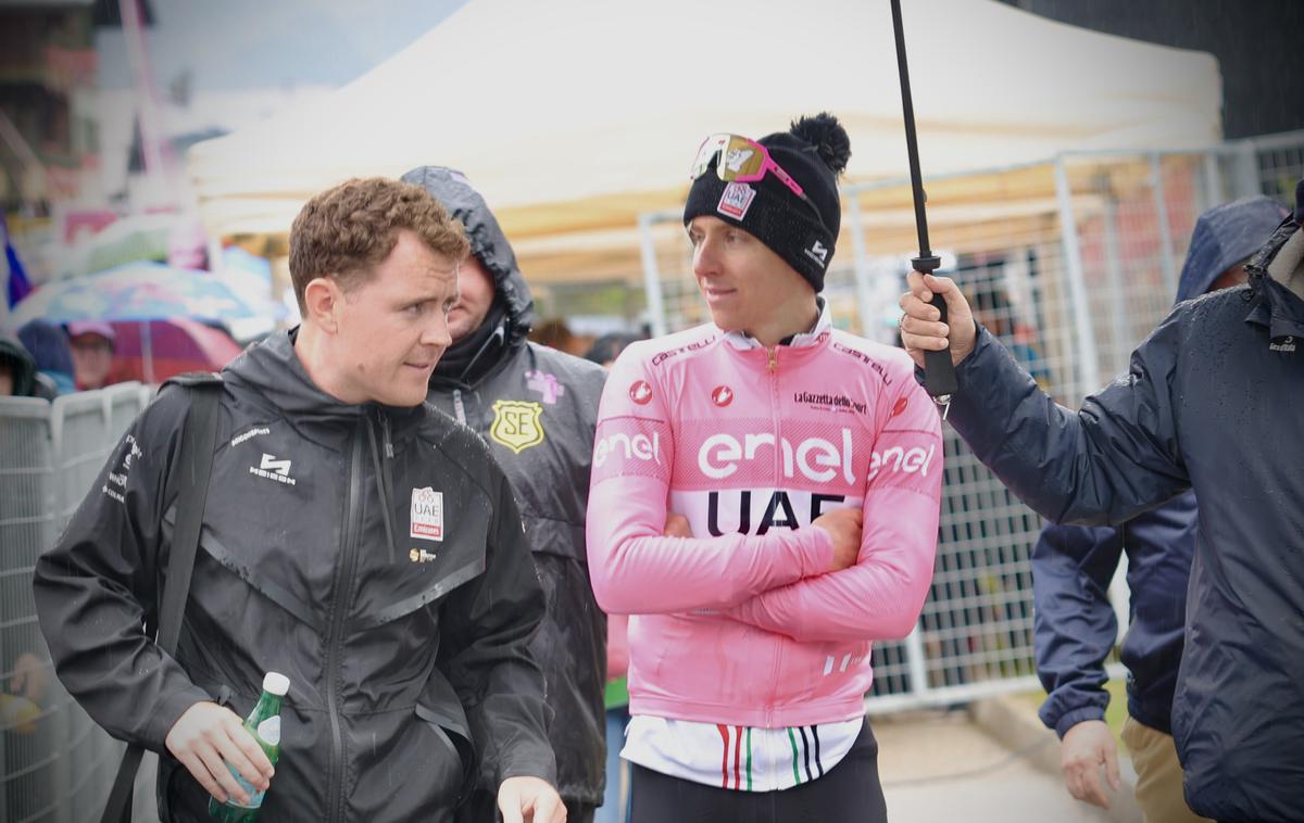 Giro 2024 | Nekdanji kolesar Luke Maguire kot tiskovni predstavnik ekipe UAE Emirates kot senca spremlja Tadeja Pogačarja med številnimi obveznostmi. | Foto Ana Kovač