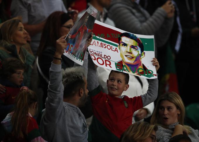 Cristiano Ronaldo ostaja ljubljenec portugalskih navijačev. Za Portugalsko je debitiral pred 20 leti, ko je na prijateljski tekmi proti Kazahstanu, izbrani vrsti, s katero se je kot prva v teh kvalifikacijah pomerila Slovenija, zamenjal Luisa Figa. | Foto: Reuters