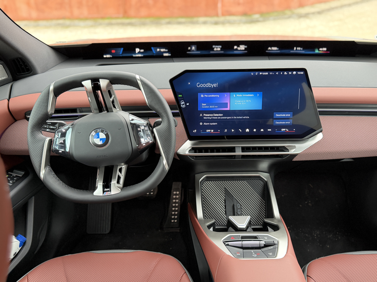 Inovativen vozniški prostor v novem iX3. | Foto: Gregor Pavšič