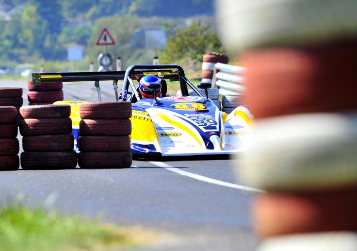 Gorska dirka je za dirkača pravi šok. En trenutek sedi v ugasnjenem dirkalniku v boksih, nato mu mehaniki vžgejo motor in čez kakšno minuto že stoji povsem pripravljen pred štartno črto. Ko se na semaforju prižge zelena luč, "eksplodirajo" motorni valji, voznik pa doživi izbruh adrenalina. | Foto: Gregor Pavšič