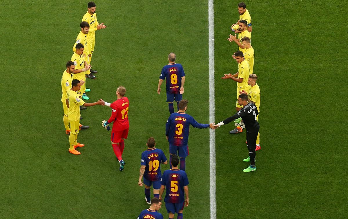 špalir nogomet | Špalir je tradicija v nogometu. Takole se je pred leti Barceloni poklonil Villarreal. | Foto Reuters