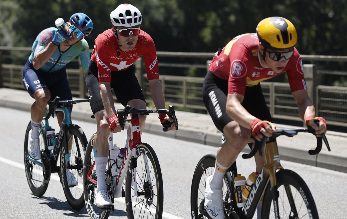 tour de france | Prednost ubežne skupine, v kateri so Davide Ballerini, Mauro Schmid in Jonas Abrahamsen, počasi kopni. | Foto Reuters