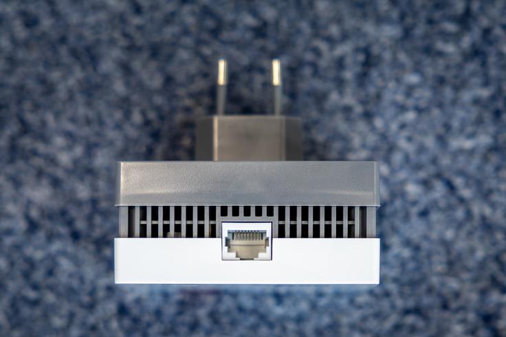 Na spodnji strani ojačevalnika brezžičnega signala FRITZ!Repeater 1700 je (edini) vmesnik za povezave Ethernet, ki podpira hitrosti do enega gigabita v sekundi. | Foto: Gaja Hanuna