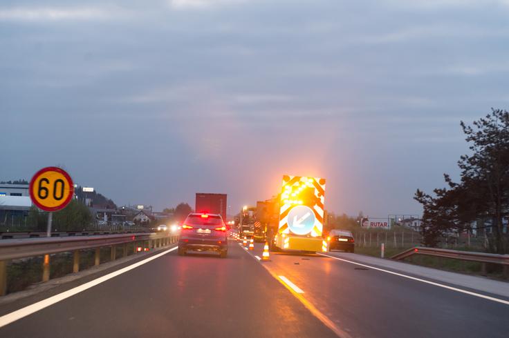 Novi pravilnik o zaporah na cestah, ki je uvedel zavarovanje signalizacije na odstavnem pasu z opozorilnimi letvami, daljše območje preusmeritve s stožci - najprej postavljeni diagonalno na razdalji 50 metrov in nato še 50 metrov vzdolžno po črti pred tablo za zaporo pasu - in varovanje delovišč z naletnim mehom (na fotografiji), je začel kazati pozitivne učinke, saj na Darsu beležijo manj poškodb delavcev in opreme. | Foto: Klemen Korenjak