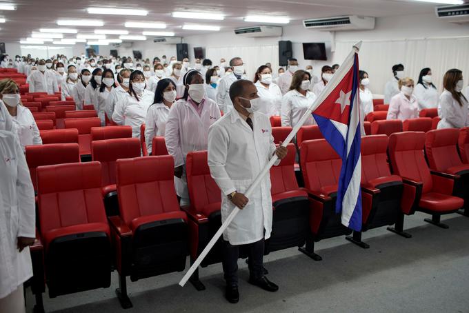 Skupina kubanskih zdravnikov pred odhodom na pomoč drugim državam po svetu. | Foto: Reuters