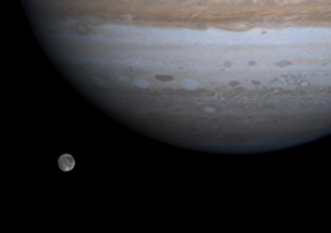 Mimo Jupitra, največjega planeta v Osončju, je plovilo Cassini, takrat je s seboj nosilo še Huygens, letelo med potjo do Saturna. Uspelo mu je posneti tole fotografijo, na kateri sta Jupiter in njegova največja luna Ganimed. | Foto: Reuters