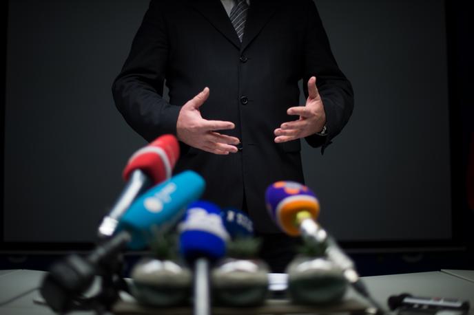 Mikrofon, mikrofoni, novinar, novinarji, mediji | Največ pripomb glede osnutka novele zakona o medijih se nanaša na pregon sovražnega govora v medijih. | Foto Matej Leskovšek